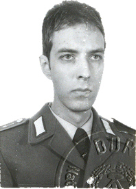 Lichtbild in Uniform bzw. im "Waffenrock" der Streitkrfte (1956 bis ..90) der Deutschen Demokratischen Republik (DDR [1949 bis ..90]) und weiter auf Stellengesuch_-_k._u._k.*-Seite